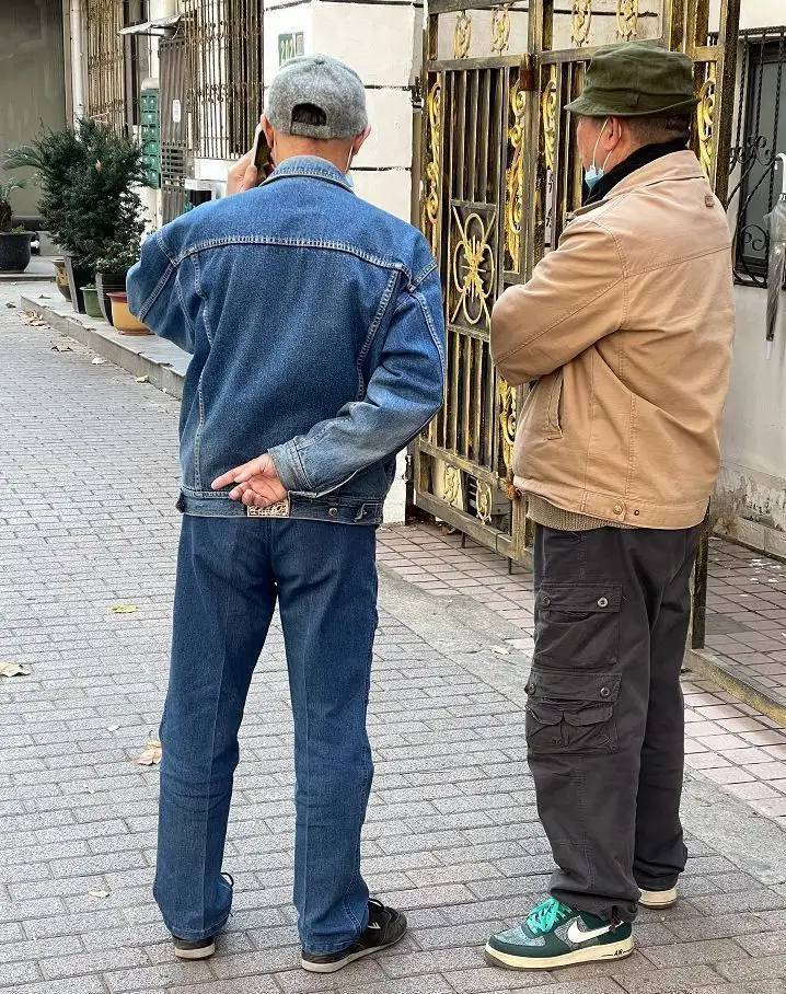 为什么劝中老年男人：冬天戴帽、衣不暗沉？看完这些素人穿搭就懂