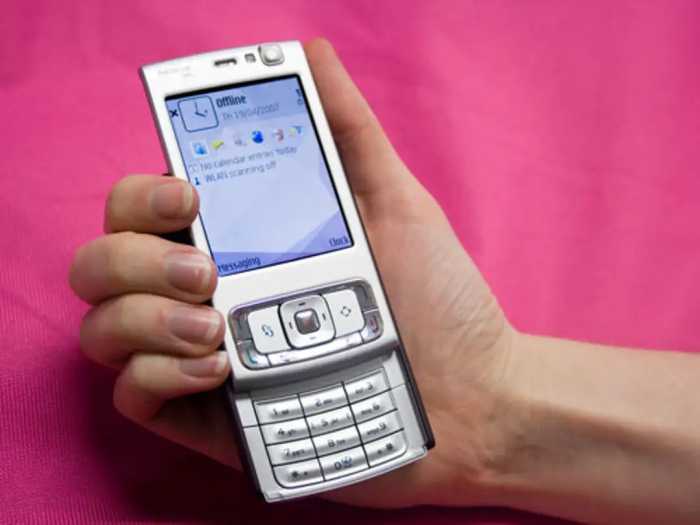 如果回到15年前，看看苹果问世时，我们用的是什么手机